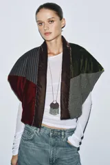 Chaqueta acolchada de diseño patchwork confeccionada en una combinación de tejidos que incluyen terciopelo, lana y satén a rayas. Presenta un corte holgado tipo kimono con forro interior estampado a contraste.