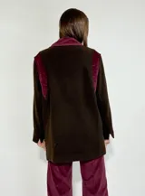 Tapado de paño de lana en color beige con detalles en pana marrón oscuro en hombros, cuello y bolsillos. Diseño de corte recto y estructura clásica.