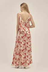 Musculosa de seda viscosa con escote en V y estampado floral en tonos naranja y blanco.