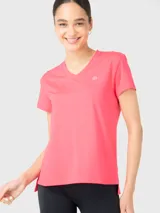 Remera deportiva de manga corta y cuello en V, confeccionada en tejido técnico de secado rápido. Presenta un diseño de calce regular con logo pequeño estampado en el pecho.