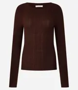 Suéter de punto acanalado color beige, con cuello redondo y mangas largas. Confeccionado en tejido tricot con textura suave y ajuste al cuerpo.