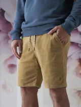 Bermuda de pana color ocre, con cintura elástica ajustable con cordón.
