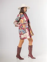 Chaqueta de estilo urbano confeccionada en material agamuzado con estampado artístico efecto acuarela en tonos borgoña, verde, ocre y celeste. Presenta solapas clásicas, cierre frontal y bolsillos laterales.