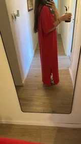 Vestido midi de morley 100% algodón, color rojo, de manga corta, corte holgado y aberturas laterales en el bajo.