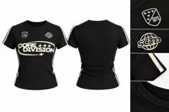 Remera negra de manga corta, con diseño estilo camiseta de fútbol, calce entallado y cuello redondo. Presenta ribetes en contraste en los hombros y laterales, con estampas gráficas y escudos decorativos en el frente.