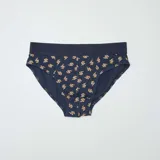 Pack de tres slips para hombre con cintura elástica con logo. Incluye un slip bordó con estampado de botellas y llamas, un slip rojo liso y un slip azul marino con estampado de porciones de pizza.
