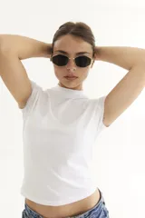 Lentes de sol con armazón metálico plateado y diseño hexagonal. Cuentan con protección UV400 y patillas con el logo de la marca grabado.