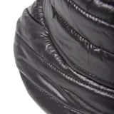 Gorro tipo bucket de color negro, confeccionado en material textil acolchado con diseño de costuras horizontales.