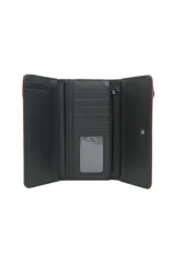 Billetera Trendy negra con cierre de solapa con broche a presión y detalle de tres aros metálicos en el lateral. Estampado con la frase "Manifesting all the good" y el logo de la marca.