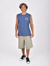 Musculosa negra de corte recto, sin mangas y con cuello redondo. Presenta un estampado frontal en blanco con texto en tipografía estilo retro.