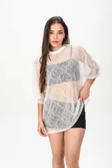 Remerón de encaje blanco transparente, de corte oversize, con mangas cortas y cuello redondo.