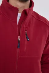 Campera de micropolar color verde oscuro, con cuello alto, cierre frontal completo, bolsillos laterales y un bolsillo con cierre en el pecho.