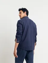 Camisa de lino color beige, de cuello mao y manga larga.