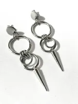 Par de aros colgantes plateados con enganche de acero quirúrgico, formados por aros entrelazados y una púa colgante.