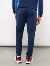 Pantalón deportivo Umbro del Club Nacional de Football, color azul marino. Presenta un diseño técnico con cortes estratégicos, el escudo del club en el muslo derecho y el logo de la marca en el izquierdo. Cuenta con puños elásticos en los tobillos.