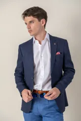 Saco de lino color beige, corte slim fit, con solapa de muesca, cierre de dos botones, bolsillo en el pecho y dos bolsillos delanteros con solapa. Medio forro.