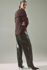 Buzo de punto acanalado con lana, diseño de hombros descubiertos con escote con doblez y mangas largas raglán.