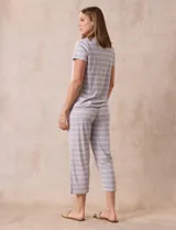 Conjunto de pijama estampado marca René Rofé, compuesto por remera de manga corta con escote redondo y botón, y pantalón capri con cintura elastizada.