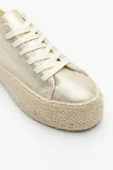 Zapatillas metalizadas con plataforma recta de yute de 4,5cm de altura.