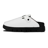 Zueco blanco de mujer con tira ajustable y hebilla negra, sobre plataforma dentada negra.
