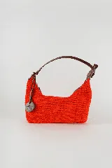 Cartera tipo shoulder bag tejida a mano con punto crochet en raffia color naranja. Tiene asa de cuero marrón y cierre superior con cremallera.