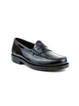 Zapato tipo mocasín de cuero negro con acabado brillante, diseño clásico con detalle de antifaz en el empeine y suela con tecnología de amortiguación.