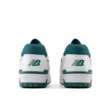 Championes urbanos New Balance modelo 550, color blanco con detalles en verde y gris, confeccionados en cuero y gamuza, con logo "N" característico en los laterales y suela de goma.