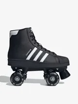 Patines Adidas Superstar 82 Skate negros con detalles en blanco, con puntera redondeada y las 3 Rayas dentadas. La parte superior alta está hecha de cuero suave y revestido. Incluyen freno delantero y el logo de adidas Superstar en las ruedas.