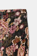 Pantalón bombacho de tiro alto con estampado floral en tonos rosados y verdes sobre fondo negro. Presenta un detalle de hilo metalizado brillante y bajo acabado abullonado con elástico.