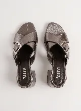 Sandalia de taco ancho color dorado, confeccionada en cuero vacuno, con diseño de tiras cruzadas y hebilla metálica decorativa.