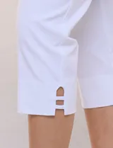 Pantalón capri sastrero de tiro alto y color verde militar, con pretina ancha, bolsillos frontales simulados y traseros funcionales, y corte entallado.