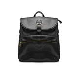 Mochila negra de cuero sintético con solapa con hebilla metálica, cierre de cremallera frontal y asa de mano superior.