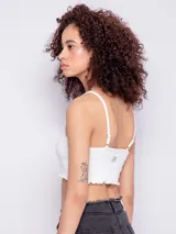 Top blanco sin mangas con breteles finos, escote cuadrado y bordado de tres caritas sonrientes en el frente.