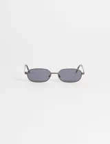 Lentes de sol con armazón metálico delgado de color oscuro y cristales oscuros de forma ovalada alargada.