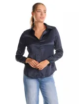 Camisa de satén azul marino con cuello clásico, cierre frontal con botones y mangas largas con puños abotonados.
