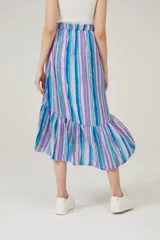 Falda midi con estampado de rayas verticales rojas y blancas, cintura elastizada y volados asimétricos en el ruedo.