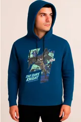 Canguro azul con capucha y cordones negros de ajuste. Cuenta con un diseño gráfico frontal de Batman con el texto 'The Dark Knight Strikes Again'.