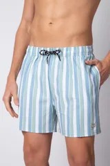Short de baño con diseño de rayas verticales en tonos celestes, verdes y blancos. Cuenta con cintura elástica con cordón ajustable y un pequeño aplique metálico con logo en el ruedo.