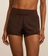 Bermuda deportiva tipo runner, color verde menta, confeccionada en microfibra con cintura elástica. Tiene un corte holgado y bajo redondeado.