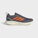 Championes de running Adidas Runfalcon 5 TR, diseñados para senderos y terrenos irregulares. Presentan un empeine de malla gris con acabado repelente al agua, detalles en naranja y suela Adiwear con tacos para mayor agarre. Incluyen mediasuela con amortiguación Cloudfoam.