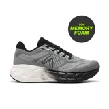 Championes deportivos American Sport modelo Nathan, con capellada de tejido técnico gris y suela con tecnología Memory Foam. Presenta un diseño bicolor en la entresuela, combinando blanco en la parte trasera y negro en la delantera.