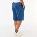 Bermuda de jean azul con cintura elástica ajustable mediante cordón y bolsillos laterales.
