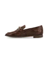 Mocasín de cuero con textura reptil en color marrón, diseño de líneas clásicas con detalle de hebilla forrada en el empeine y suela de goma plana.