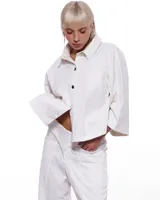 Camisa blanca de algodón con textura y corte cropped.