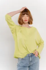 Remera color arena de corte holgado y mangas largas.