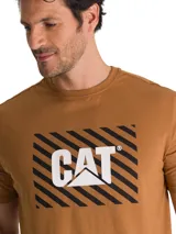 Remera Caterpillar color marrón con estampa gráfica en el pecho que combina líneas diagonales negras y el logo de la marca en blanco.