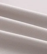 Camisa masculina de manga larga con cuello inglés y cierre frontal abotonado. Confeccionada en tejido de poliamida con tecnología performance, que ofrece elasticidad, secado rápido y resistencia a las arrugas.