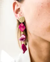 Aros colgantes con base dorada y piedras nacaradas rosas en forma cuadrada, unidas por eslabones dorados.