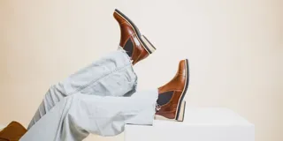 Botas Chelsea de cuero color marrón, con elástico lateral y detalle de textura en la puntera.