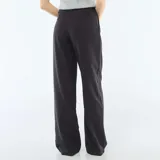 Pantalón ancho de talle alto en color negro, con diseño amplio y fluido, bolsillos laterales y cierre frontal oculto.